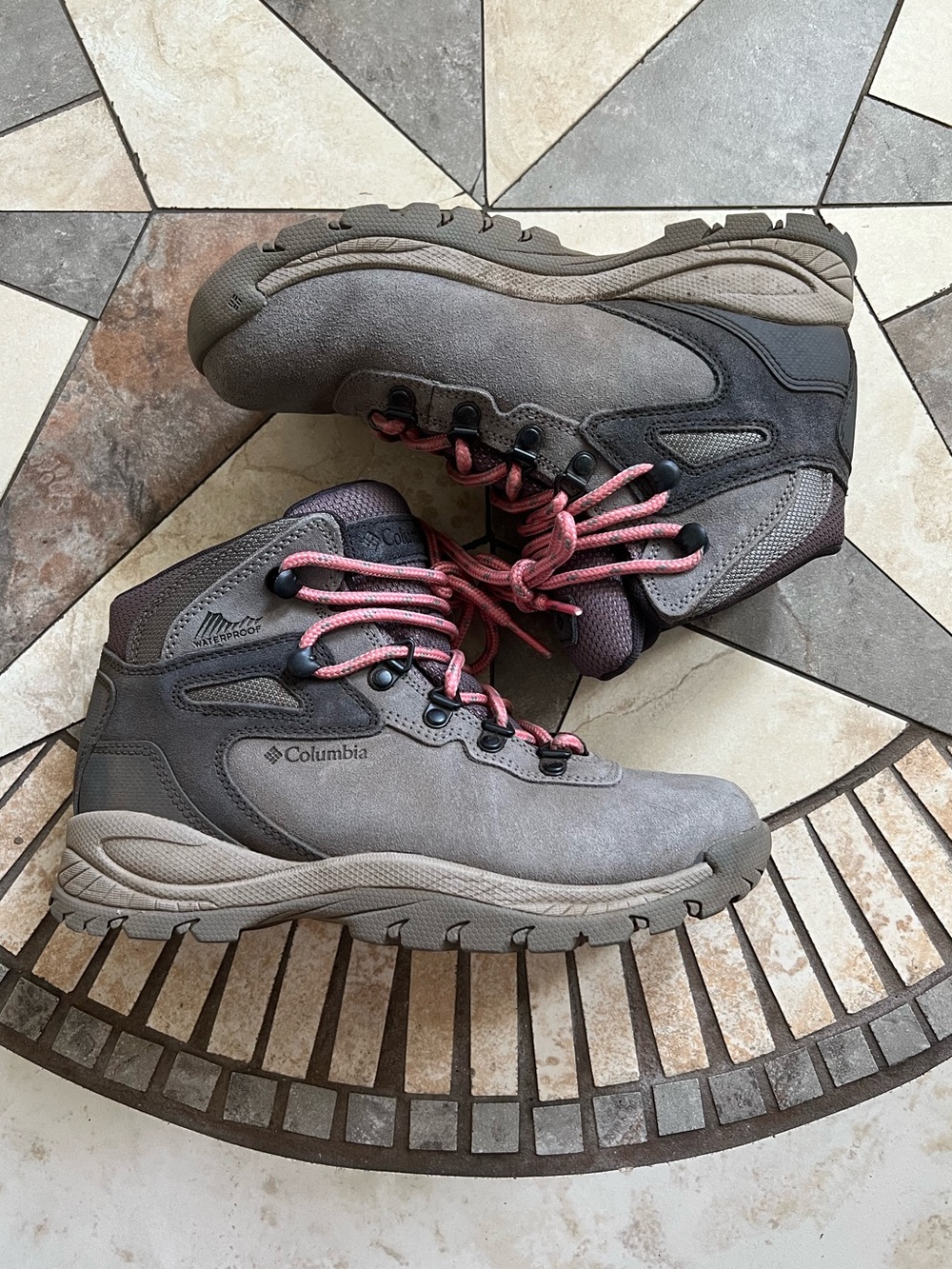 Columbia Newton Ridge Plus Waterproof Hiking Boots size 6 women